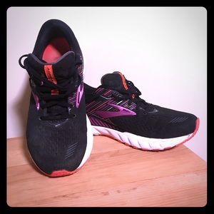 Brooks Adrenaline 19 Shoes - Like New! Women’s 11